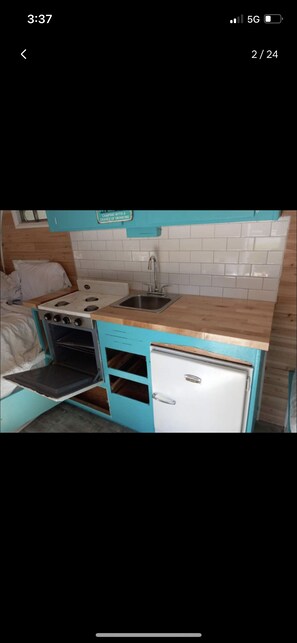 Kühlschrank, Herdplatte, Wasserkocher mit Kaffee-/Teezubehör, Toaster