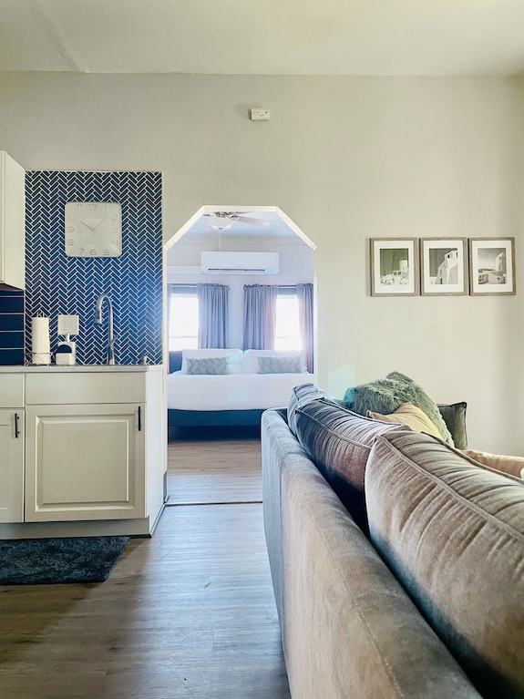 Suite Home Indiana #3 | King 1bd/1ba Apartment - 에번즈빌