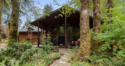 Huge Mountain Chalet - Gourmet Chefs Kitchen - Pool - One Block From Sandy River