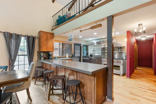 Huge Mountain Chalet - Gourmet Chefs Kitchen - Pool - One Block From Sandy River