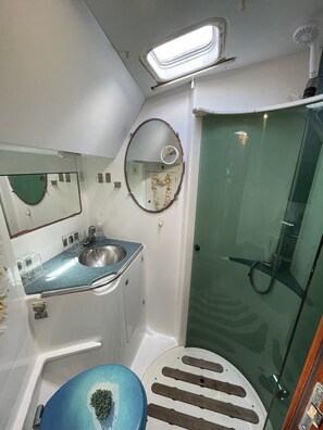 Dusche, Haartrockner, Handtücher, Toilettenpapier