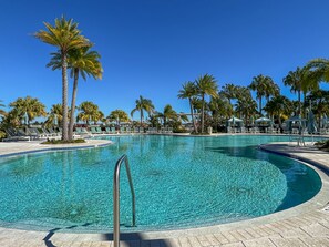 Una piscina al aire libre, una piscina climatizada