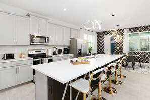 Fridge, microwave, oven, stovetop - 6BR Near Disney World 2 King Beds, PS5, Baby Friendly, HEATED POOL (Four Corners)