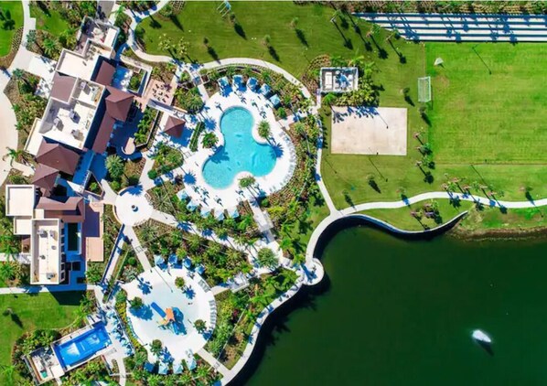 Alberca al aire libre, alberca climatizada y camastros