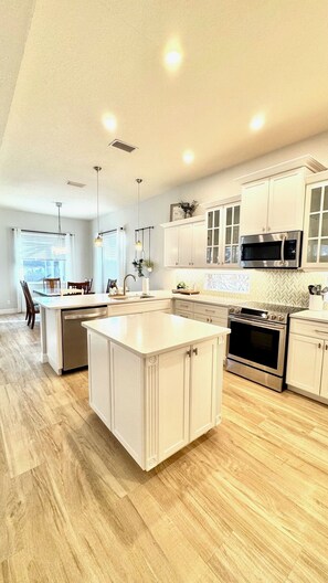 Fridge, microwave, oven, stovetop - 4 Bedroom Pool Home Siesta Key (Siesta Key)