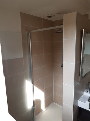Shower - Bel Appartement Lumineux, Récemment Rénové, à 5 min du Parc Duden (Bruxelles)