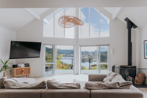 Architectural Lakehouse | Panoramic Views | Boat Mooring | Space for 14