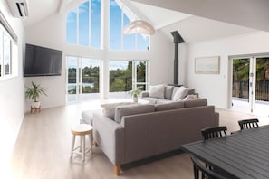 Fernseher, Kamin, Tischtennisplatte, Smart Speakers