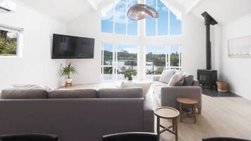 TV, fireplace, ping pong, smart speakers