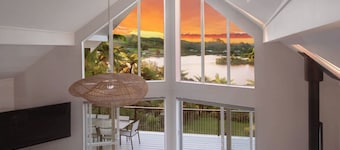 Architectural Lakehouse | Panoramic Views | Boat Mooring | Space for 14