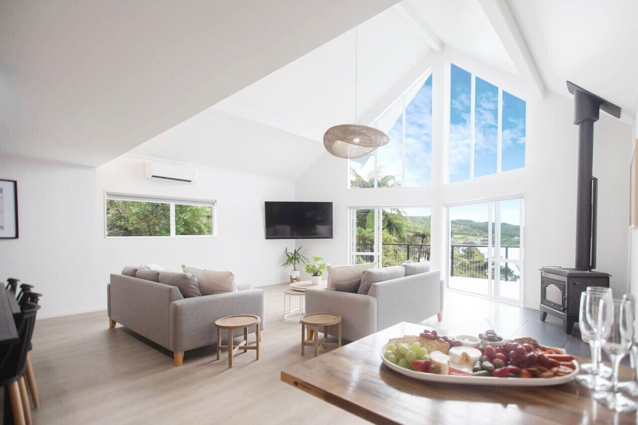 Fernseher, Kamin, Tischtennisplatte, Smart Speakers