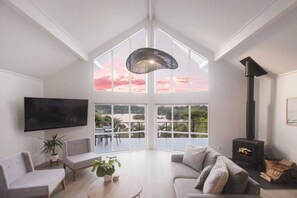 Télévision, cheminée, table de tennis de table, enceintes connectées