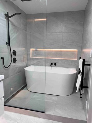 Badewanne, Haartrockner, Handtücher