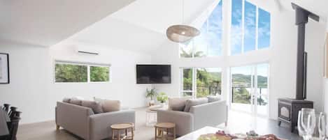 Televisión, chimenea, tenis de mesa y bocina smart