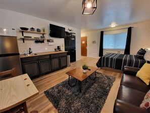 Design Studio (Pet Friendly) | Premium bedding, pillow-top beds, individually furnished, free WiFi - The Nook Pinetop (Pinetop)
