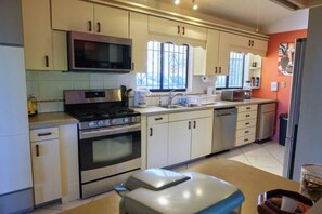 Refrigerador, microondas, horno y parrilla de estufa