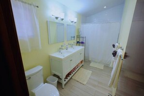 Chuveiro/banheira combinados, secador de cabelo, toalhas de banho 