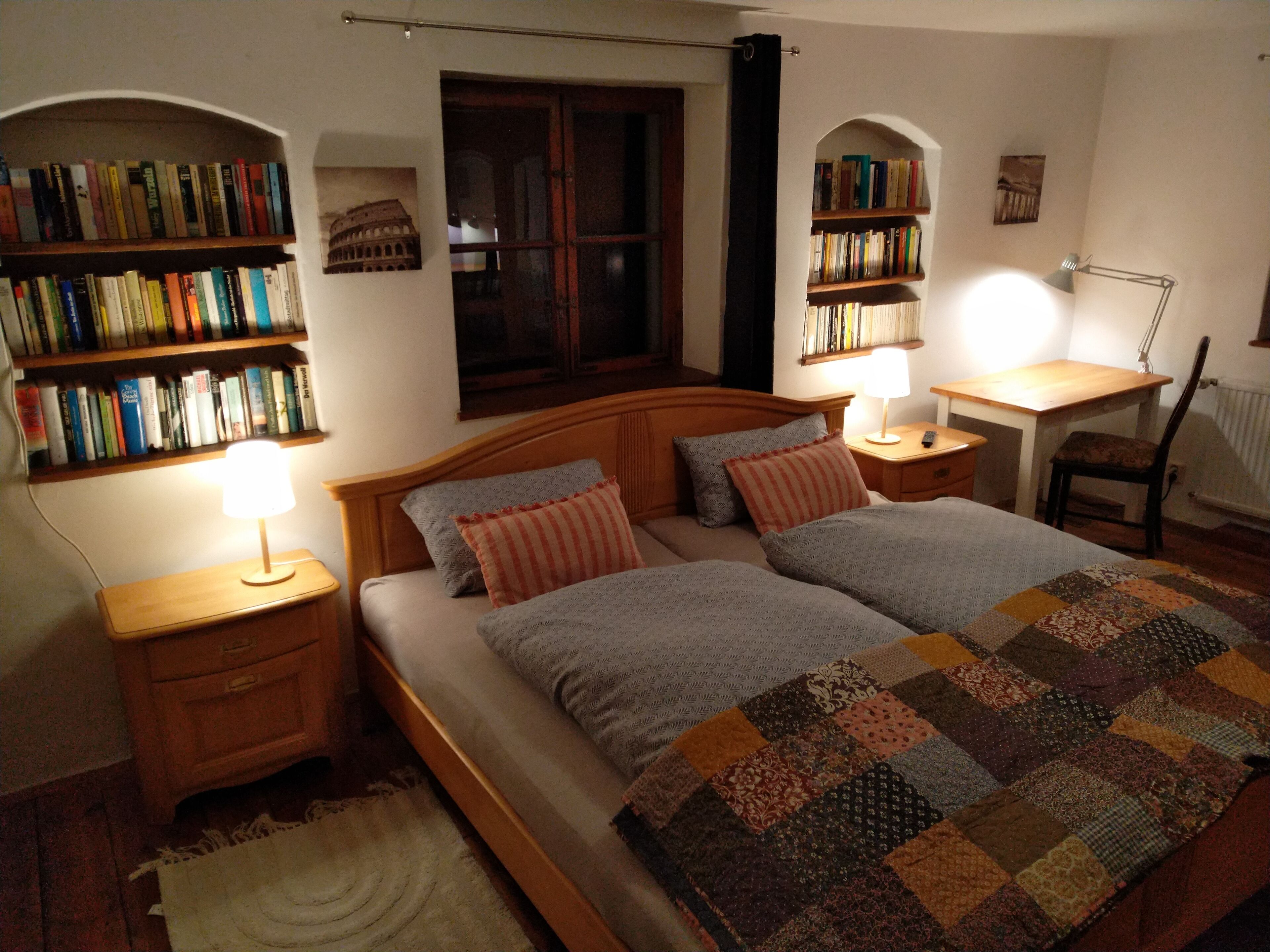 1 室のベッドルーム、デスク、WiFi (無料)、ベッドシーツ