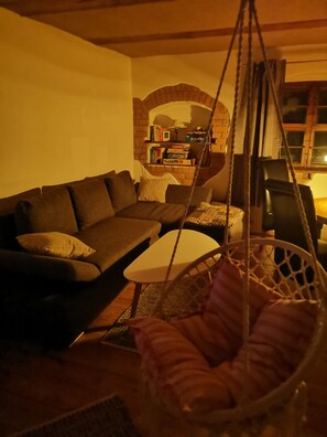 تلفزيون ذكي، مدفأة، كُتُب، ستيريو