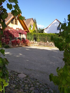 المنطقة المحيطة بالمنشأة