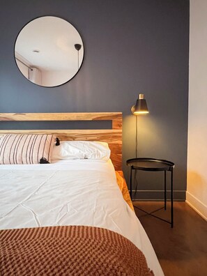 2 soverom, skrivebord, strykejern/-brett og reiseseng for barn