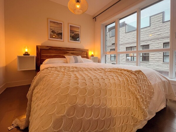 2 habitaciones, escritorio y tabla de planchar con plancha