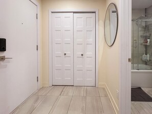 Tina con regadera, secadora de cabello, toallas, jabón