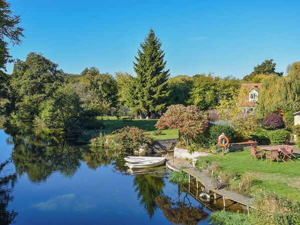 Outdoor dining - Riverside Cottage-UK41439 (Brandon)