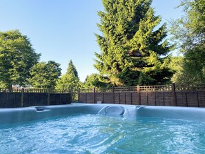 Outdoor spa tub - Riverside Cottage-UK41439 (Brandon)