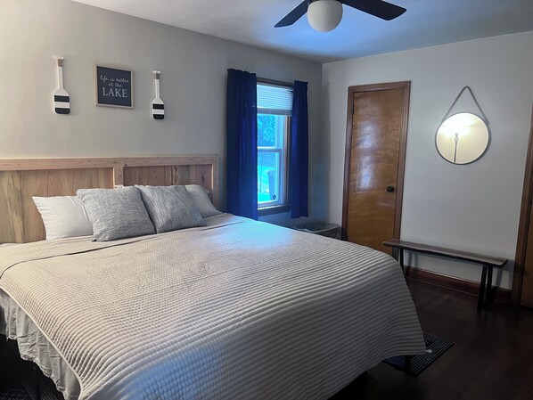 2 bedrooms, desk, free WiFi - 6 minutes to RaystownSynders Boat Launch. Room to park a boat. 40 miles to PSU!  (Huntingdon)