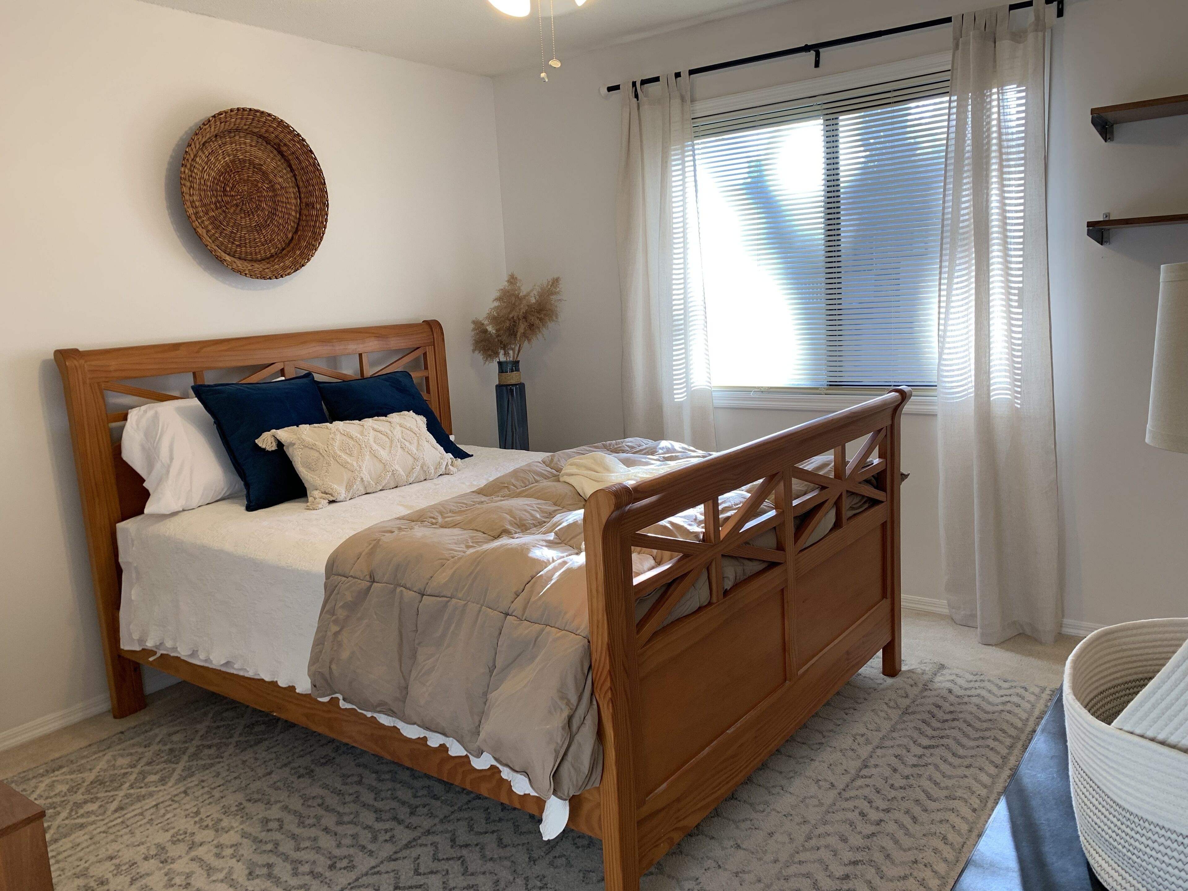 2 habitaciones, escritorio, tabla de planchar con plancha y wifi gratis 