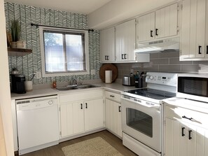 Kjøleskap, mikrobølgeovn, ovn og kokeplater