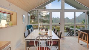 A dining area with a large table, chairs, and a view of the outdoors. - 3 bedroom lovely home in Ebeltoft (Ebeltoft)