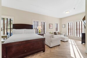 Free WiFi, bed sheets, wheelchair access - "Sol Mate" #239 Studio Sleeps 4 (Seacrest)