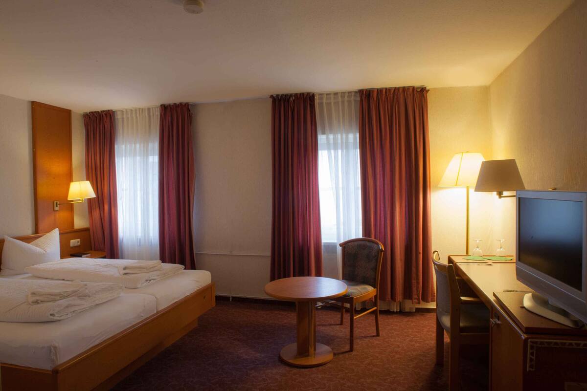 Travel cot, free WiFi