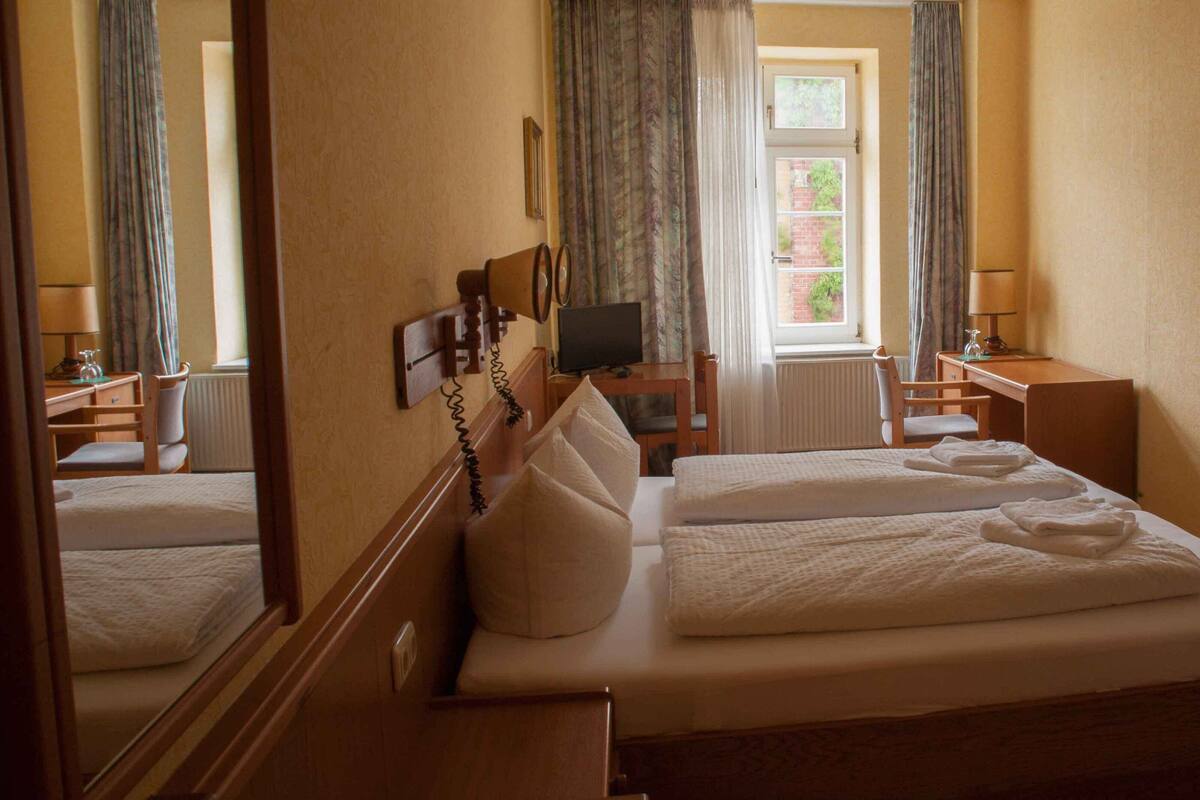 Travel cot, free WiFi