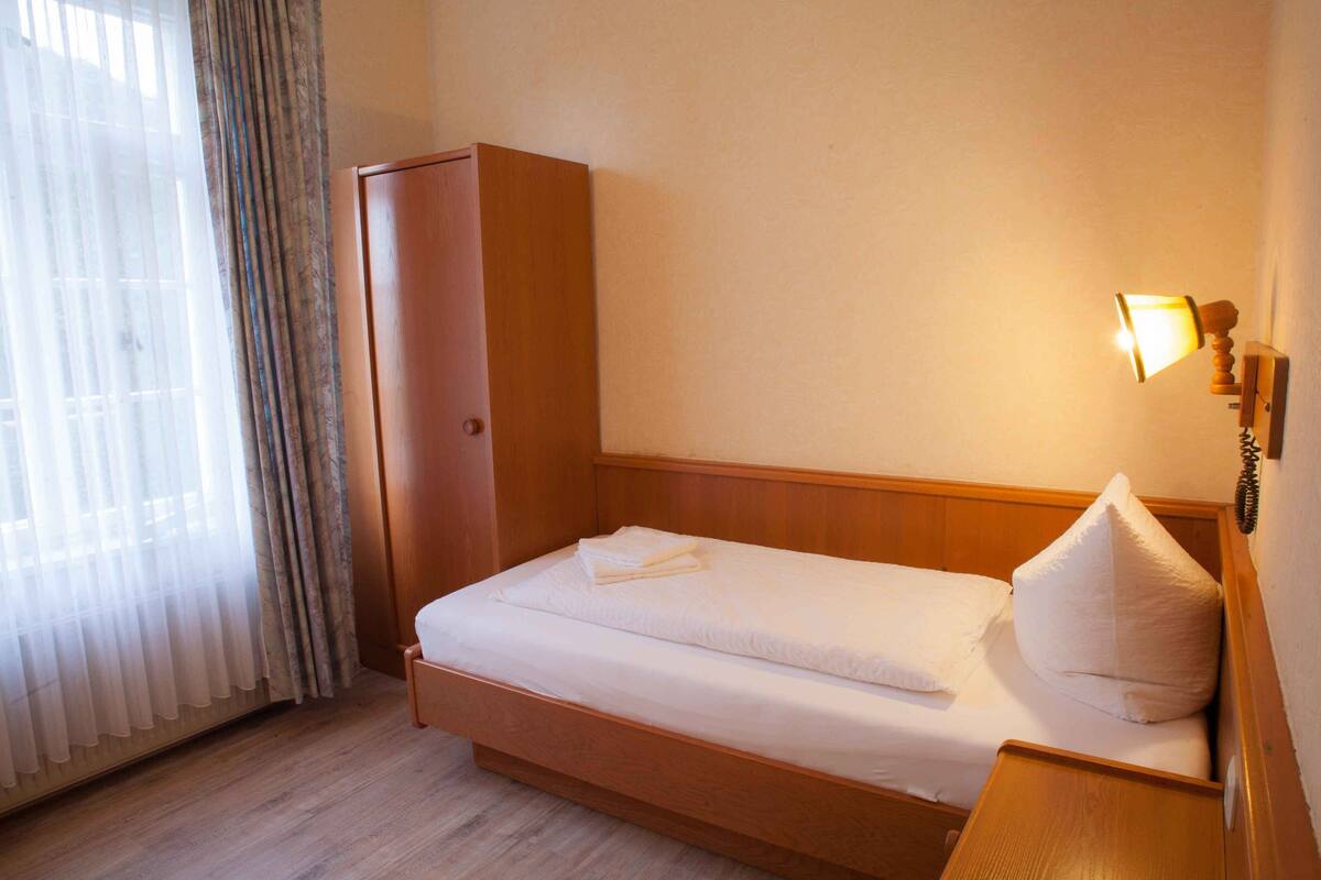 Travel cot, free WiFi