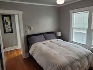 2 habitaciones, escritorio, tabla de planchar con plancha y wifi gratis 