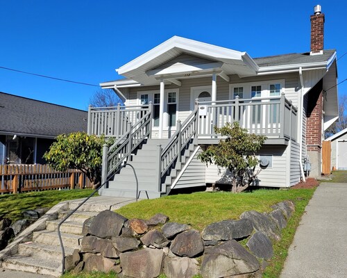 Comfortable 2-bedroom, 2 decks, walking neighborhood, & minutes to downtown.