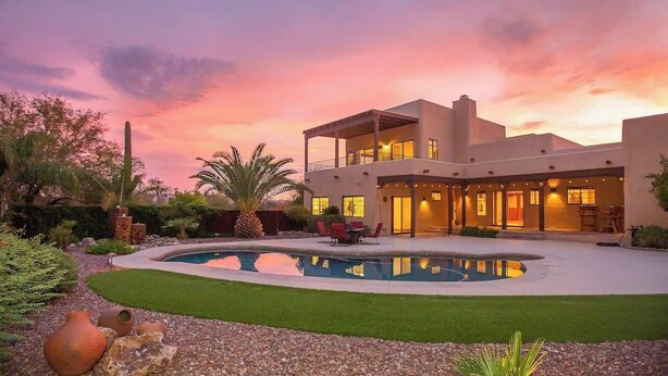 A modern house with a swimming pool, a covered patio, and a well-maintained garden. - Spectacular Views, Heated Pool, & Outdoor BBQ (Tucson)