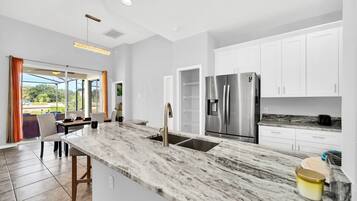 House (4 Bedrooms) | Private kitchen | Microwave, oven, stovetop, dishwasher