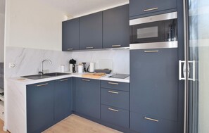 Een koelkast, een microgolfoven, een oven, een vaatwasser