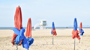 Beach umbrellas arranged in rows on a sandy beach with a lifeguard tower in the background. - 1 bedroom stunning apartment in Cabourg (Cabourg)