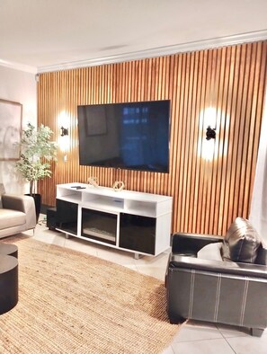 Smart TV, caminetto, lettore DVD, tavolo da calcetto