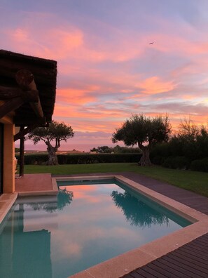 Una piscina al aire libre