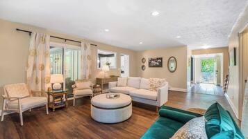 Una Smart TV, una chimenea, videojuegos, una oficina