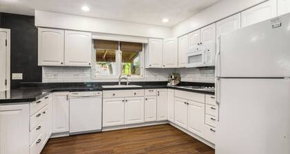 Hot Tub | King Beds | 65-inch HDTV | BBQ Grill