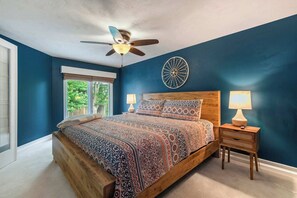 5 habitaciones, escritorio y tabla de planchar con plancha 