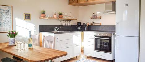 Réfrigérateur, four, plaque de cuisson, cafetière/bouilloire