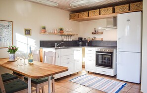 Fridge, oven, stovetop, coffee/tea maker